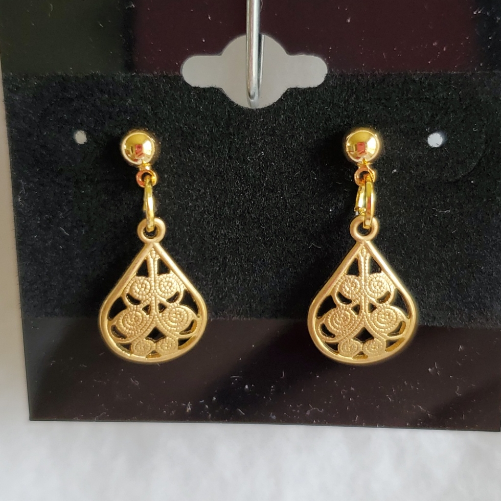 Womens Gold Filigree Floral Post Earrings 11$
